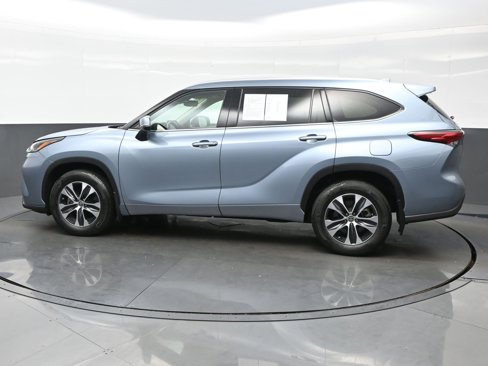 Used 2022 Toyota Highlander XLE image 3