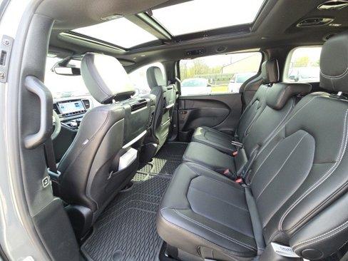 New 2025 Chrysler Pacifica Select w/ Uconnect Theater Family Group image 25