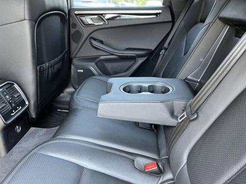 Certified 2022 Porsche Macan image 15