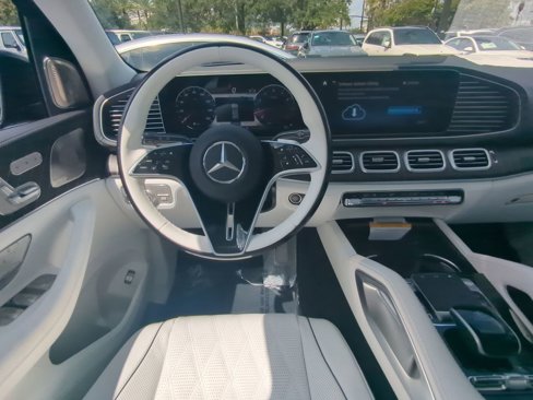 New 2025 Mercedes-Benz Maybach GLS 600 4MATIC image 3