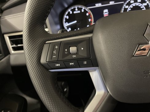 New 2025 Mitsubishi Outlander SE image 17