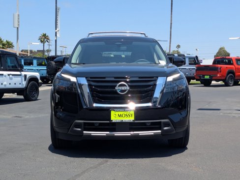 New 2025 Nissan Pathfinder Platinum image 2