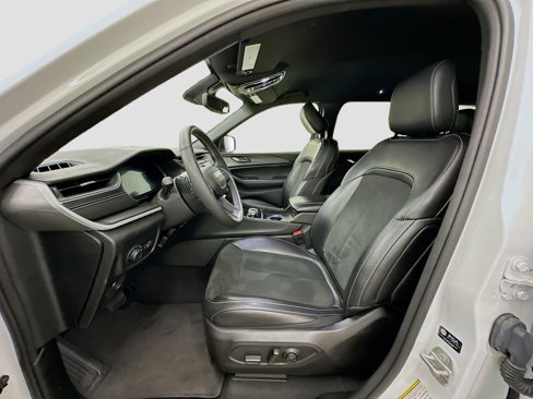 Used 2024 Jeep Grand Cherokee Altitude image 13
