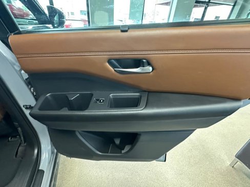 Used 2023 Nissan Pathfinder Platinum w/ Black Appearance Package image 32