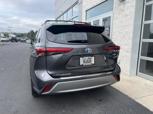 Certified 2020 Toyota Highlander Limited Platinum image 5