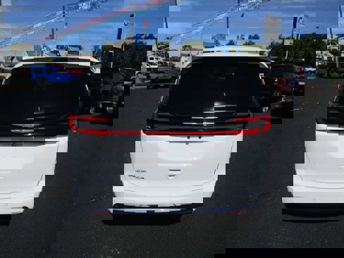 New 2026 Chrysler Pacifica Select image 5