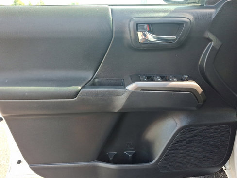 Used 2022 Toyota Tacoma TRD Off-Road image 12