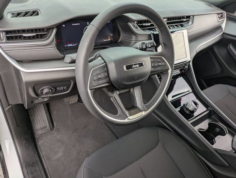 Used 2024 Jeep Grand Cherokee Laredo image 13