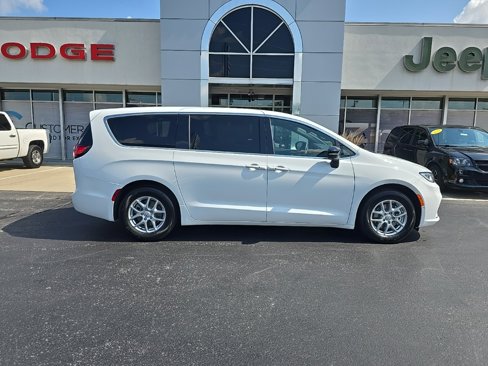 New 2026 Chrysler Pacifica Select image 9