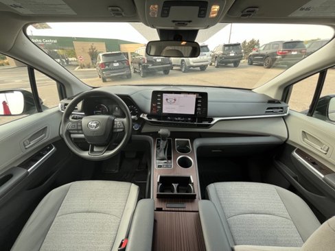 Used 2024 Toyota Sienna LE image 32