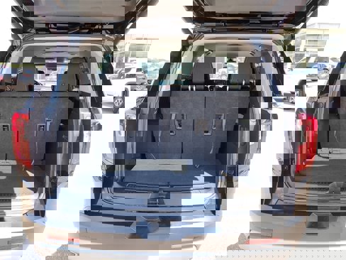 Used 2023 GMC Acadia SLE w/ Driver Convenience Package image 12