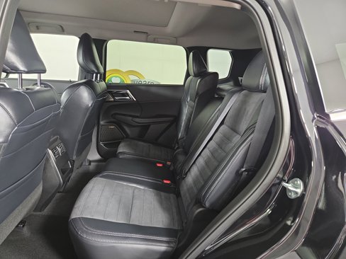 New 2025 Mitsubishi Outlander SE image 11