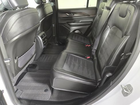 Used 2023 Jeep Grand Cherokee Altitude image 37