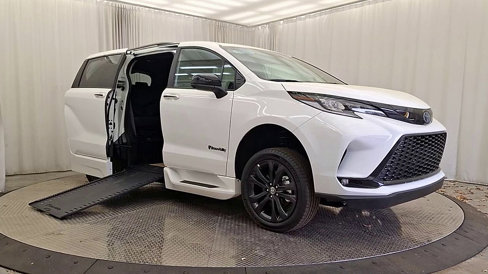 Used 2025 Toyota Sienna XSE image 2