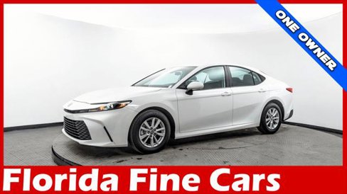 Used 2025 Toyota Camry LE image 1