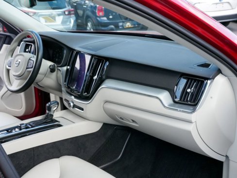 Used 2019 Volvo XC60 T6 Momentum w/ Multimedia Package image 23