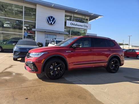 Used 2024 Volkswagen Tiguan SE R-Line image 1