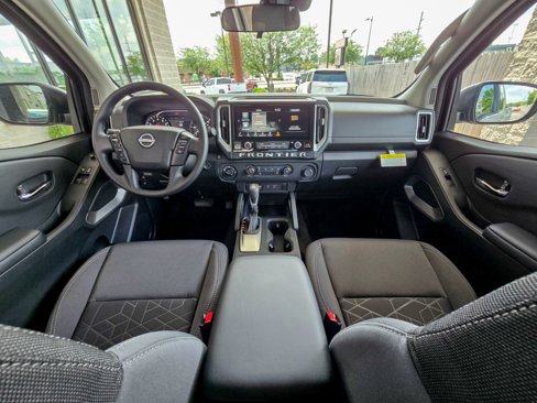 Used 2025 Nissan Frontier SV image 2