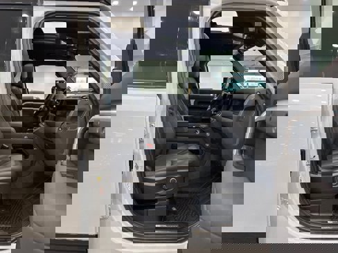 Used 2023 Land Rover Defender 130 X-Dynamic SE image 9