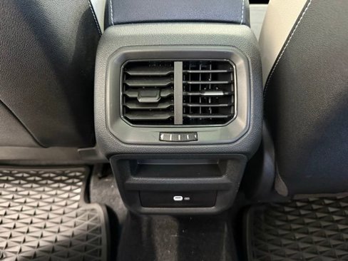 Certified 2025 Volkswagen Taos SE image 25