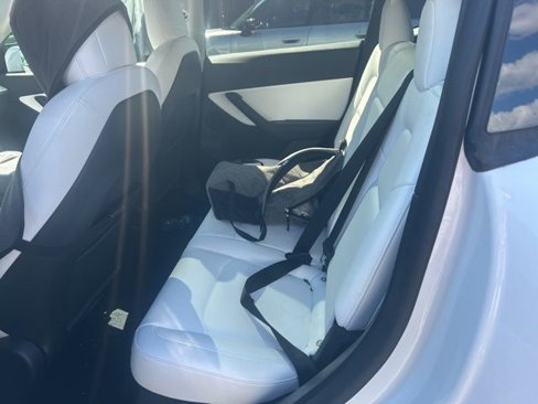 Used 2022 Tesla Model Y Long Range image 6
