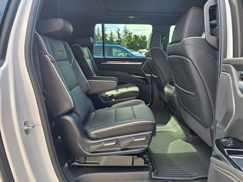 Used 2025 Cadillac Escalade ESV Premium Luxury image 14