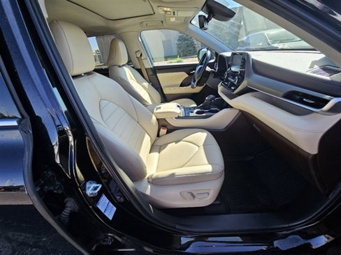 Used 2021 Toyota Highlander XLE image 17