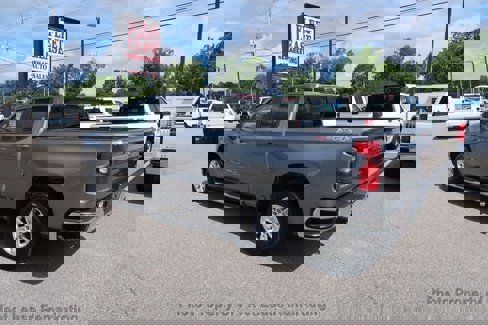 Used 2021 Chevrolet Silverado 1500 LT w/ Convenience Package II image 3