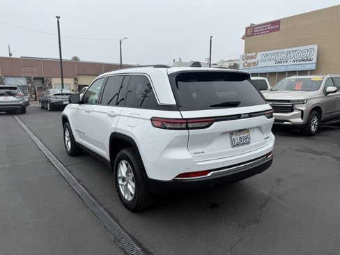Used 2023 Jeep Grand Cherokee Laredo X image 3