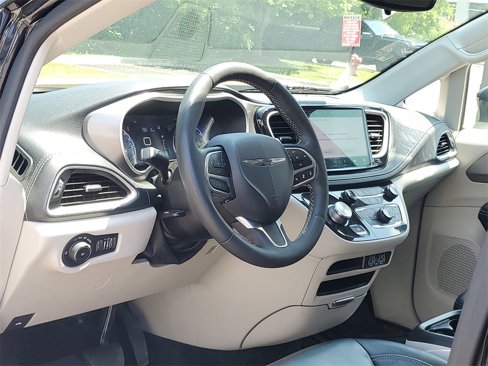 Used 2023 Chrysler Pacifica Touring-L image 12