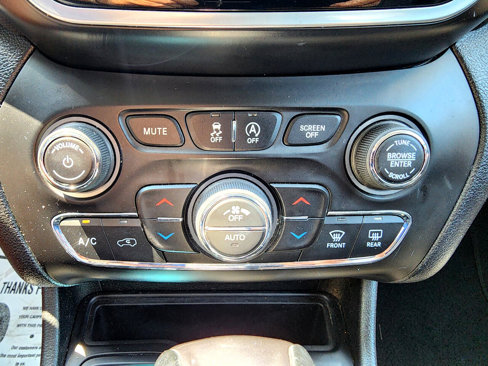 Used 2019 Jeep Cherokee Limited image 25