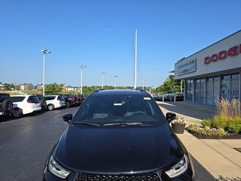 New 2026 Chrysler Pacifica Limited w/ S Appearance Package image 4