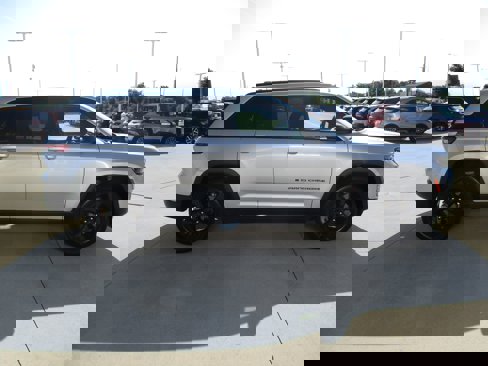 Used 2023 Jeep Grand Cherokee Altitude image 7