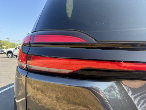 Used 2022 Chrysler Pacifica Touring-L image 10