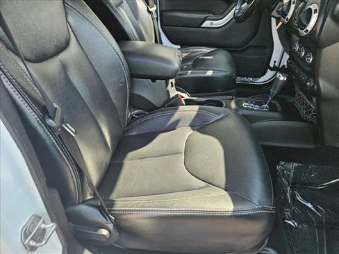 Used 2015 Jeep Wrangler Unlimited Rubicon w/ Connectivity Group image 18