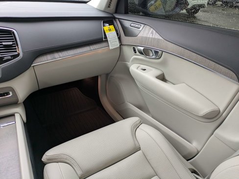 Used 2023 Volvo XC90 B6 Ultimate w/ Protection Package Premier image 17