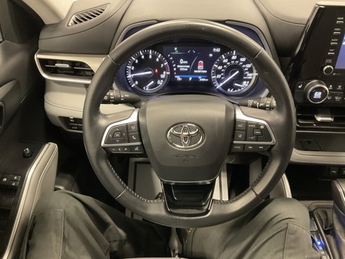 Used 2021 Toyota Highlander XLE image 4