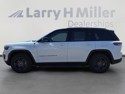 New 2025 Jeep Grand Cherokee Trailhawk w/ Luxury Tech Group III image 2