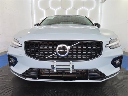 Used 2025 Volvo S60 B5 Core image 3