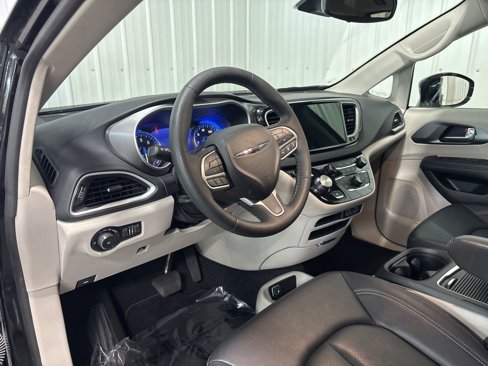 Used 2024 Chrysler Pacifica Touring-L image 11