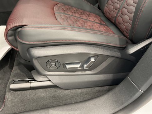 New 2025 Audi RS Q8 performance image 9