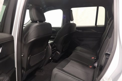 New 2025 Jeep Grand Cherokee Laredo image 12