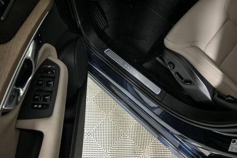 New 2026 Volvo XC90 B6 Plus w/ Protection Package Premier image 8