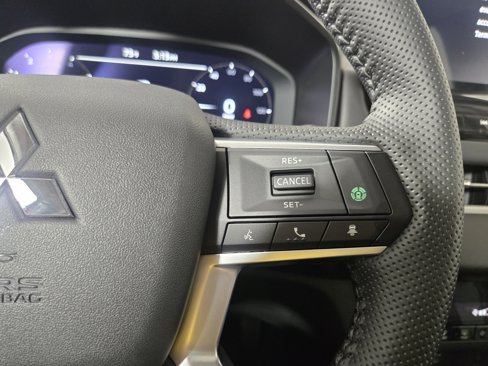 New 2025 Mitsubishi Outlander SE image 16