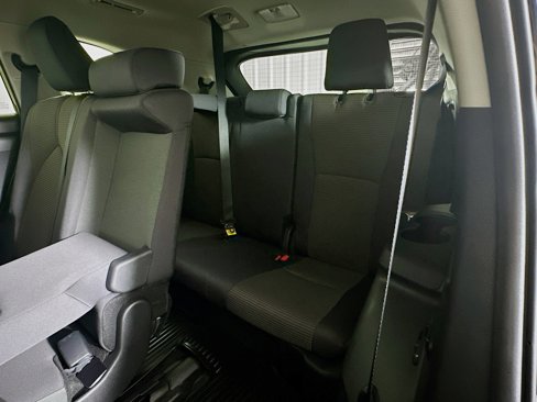 Used 2025 Toyota Highlander LE image 30