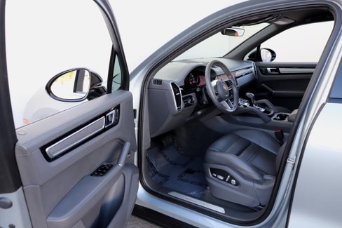 Used 2021 Porsche Cayenne image 2