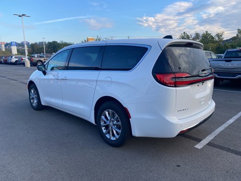 New 2026 Chrysler Pacifica Select image 5