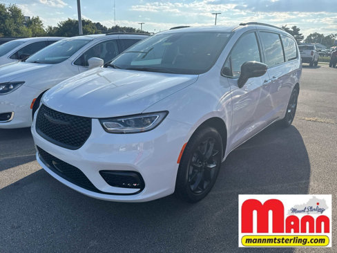 New 2026 Chrysler Pacifica Limited image 1