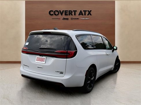 New 2026 Chrysler Pacifica Limited image 5