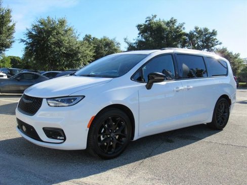 New 2026 Chrysler Pacifica Limited w/ S Appearance Package image 3